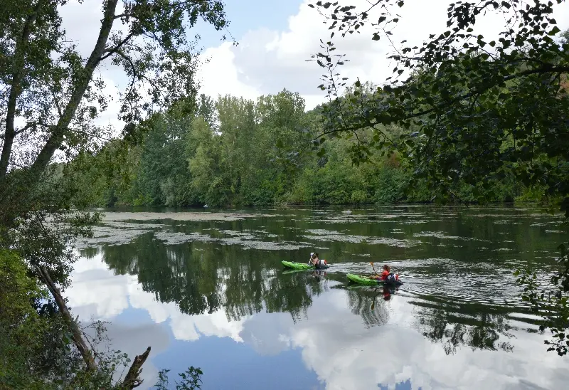 Le long du Tarn, le chemin emprunte le tracé de l'ancienne voie ferrée Albi - Le Vigan (Gard)
