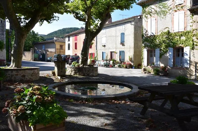 place de Saint-Amancet avec ses grands platanes et sa fontaine.