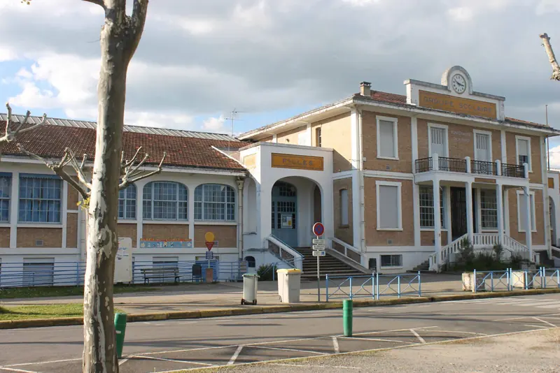 Vue sur la façade de l'école de Fontgrande