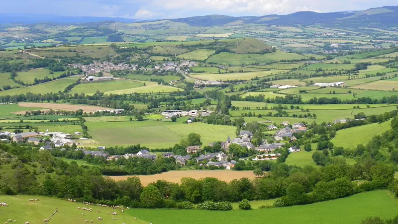 Vue sur Lavernhe St Grégoire et le plateau de Courry OT Causses Aubrac