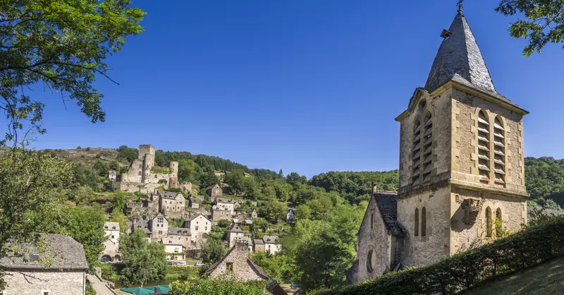 L'église de Belcastel et le village
