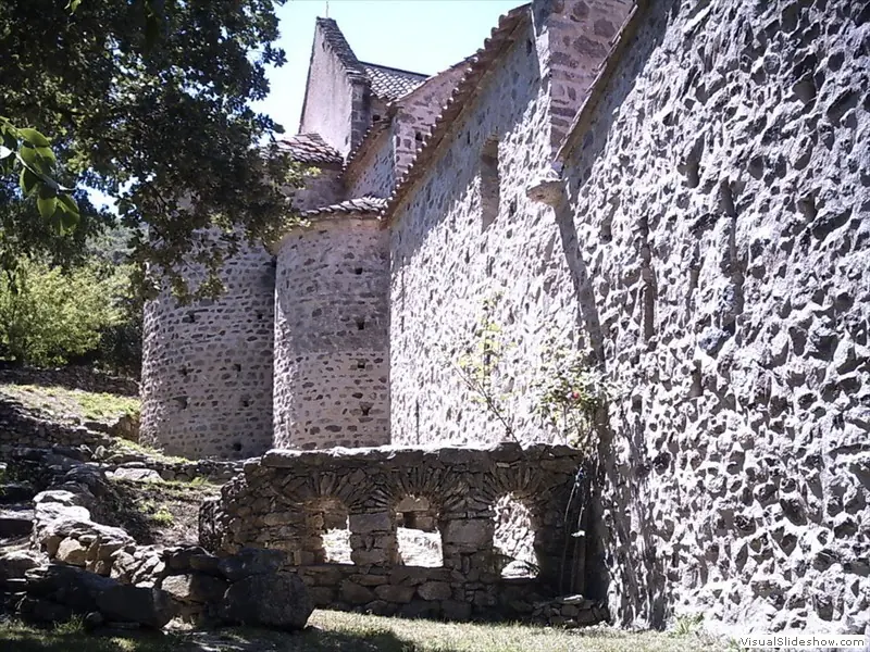 The Santa-Maria-del-Vilar Priory through the Mas Catalan